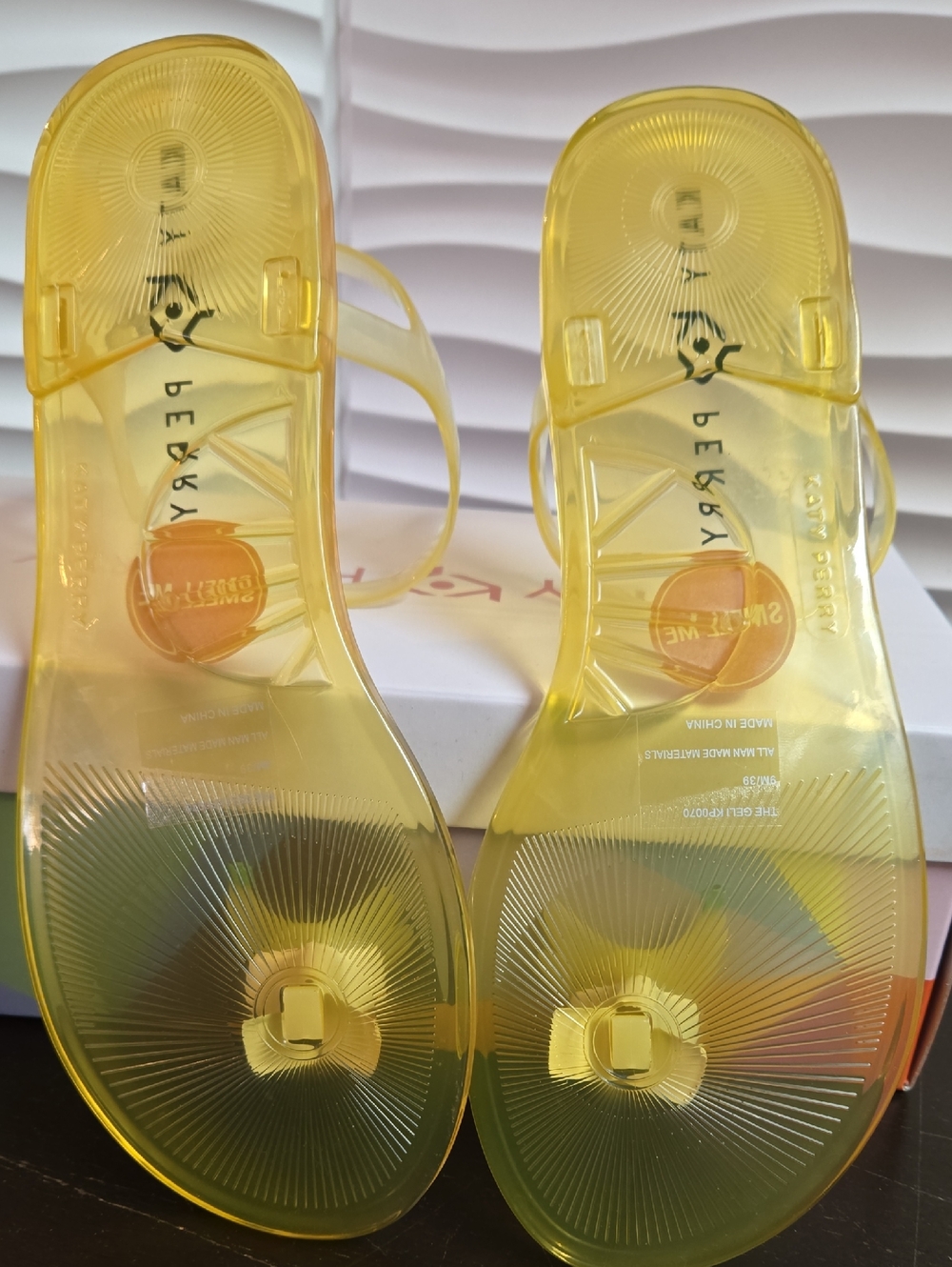 Katy Perry The Geli Banana Golden Sandals - Picture 5 of 5